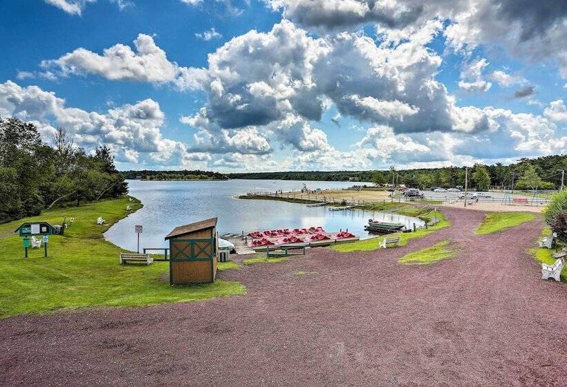 Walk To Pool & Lake: Albrightsville Vacation Home!