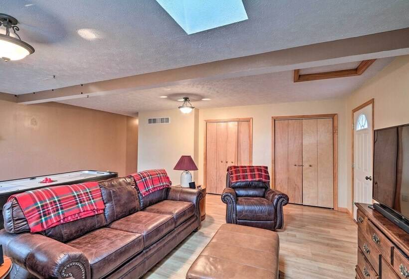 Walk To Pool & Lake: Albrightsville Vacation Home!