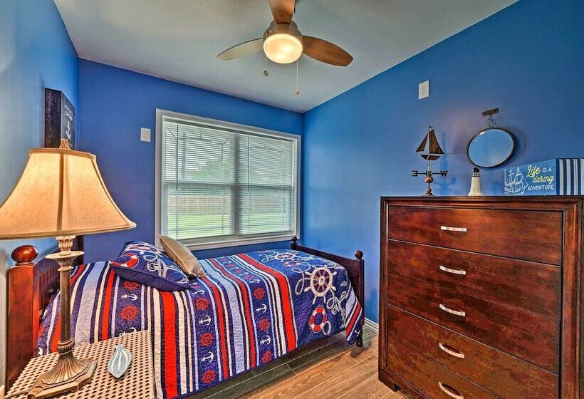 < 3 Mi To South Padre Beach: Port Isabel Home