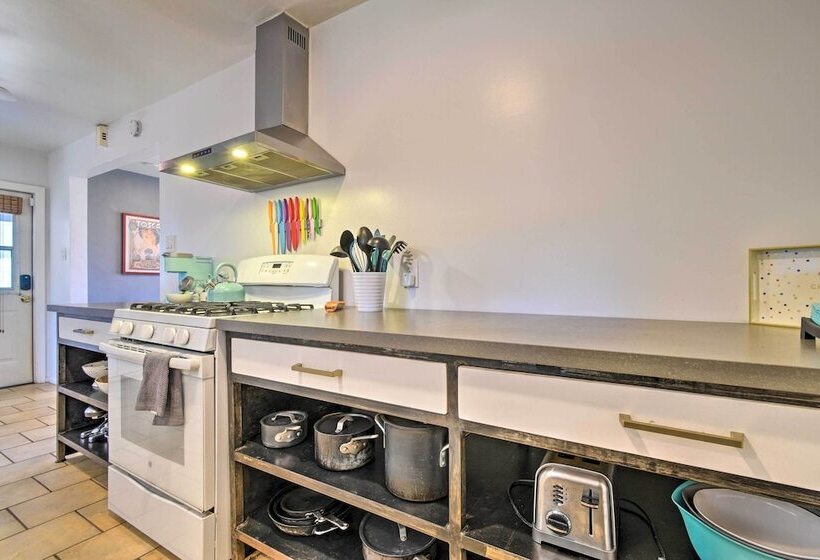 Private Desert Retreat W/ Grill & Mtn Views!