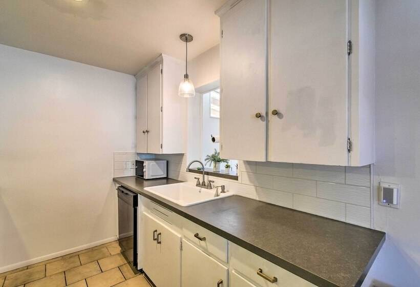 Private Desert Retreat W/ Grill & Mtn Views!