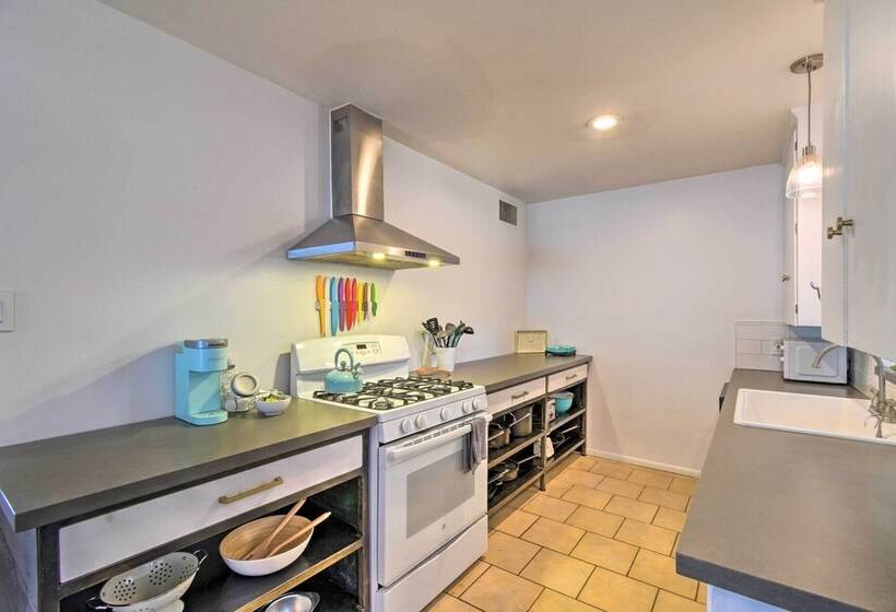 Private Desert Retreat W/ Grill & Mtn Views!