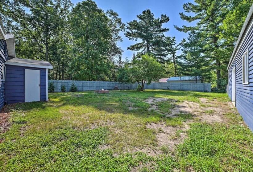 Prudenville Retreat W/ Yard ~ 1 Mi To Lake!