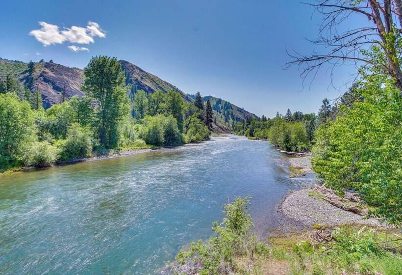 Remote Escape: Peaceful Cabin Near Naches River