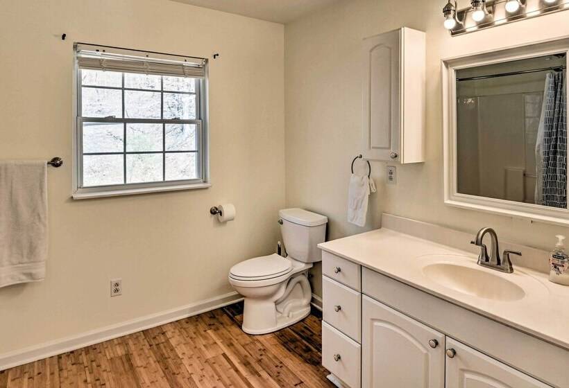 Lyles Peaceful Creekside Home: Hot Tub & Fire Pit