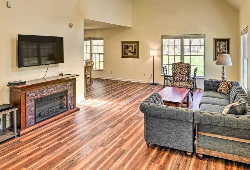 Lyles Peaceful Creekside Home: Hot Tub & Fire Pit