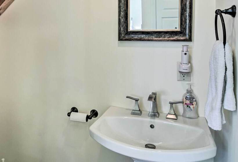 Lyles Peaceful Creekside Home: Hot Tub & Fire Pit