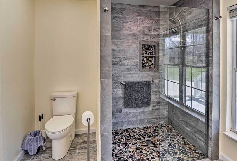 Lyles Peaceful Creekside Home: Hot Tub & Fire Pit