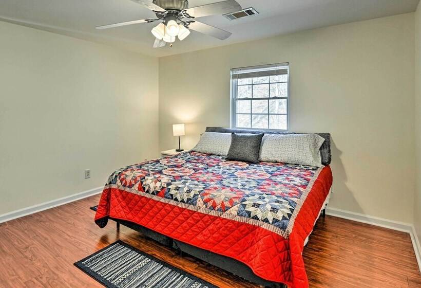 Lyles Peaceful Creekside Home: Hot Tub & Fire Pit