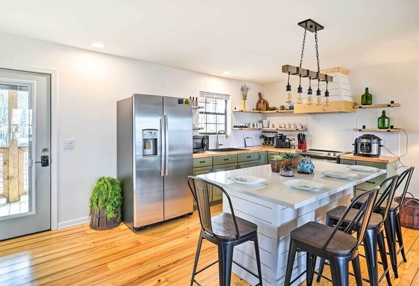 Renovated Cabin W/ Decks, Views, & Fire Pit!