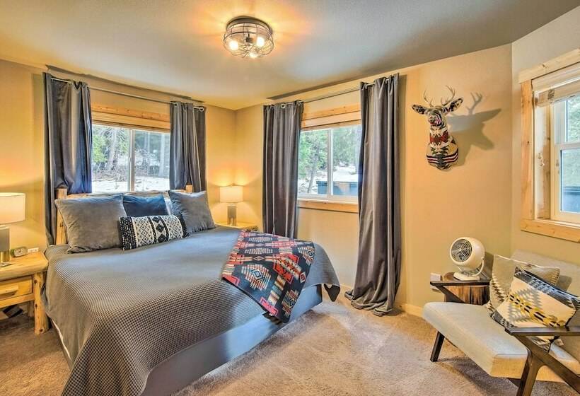 Ronald Cabin W/ Private Hot Tub Near Lake & Trails