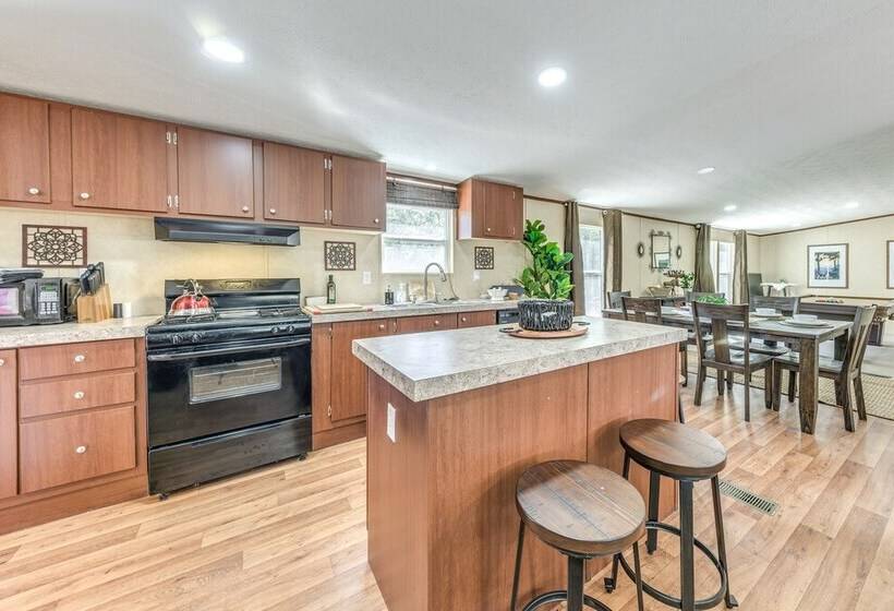 Ruidoso Cabin W/ Hot Tub & On Site Hiking!