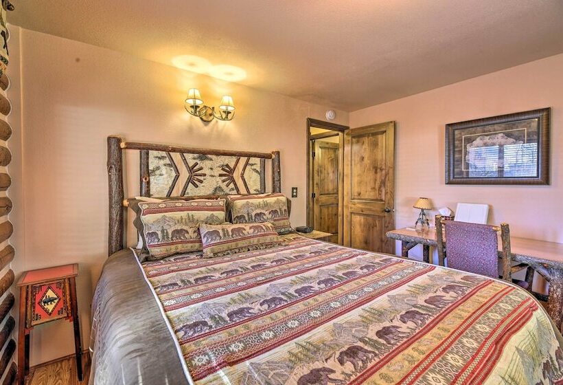 Family & Pet Friendly: Rustic Lakeside Cabin