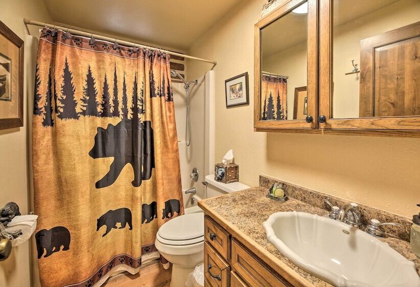 Family & Pet Friendly: Rustic Lakeside Cabin