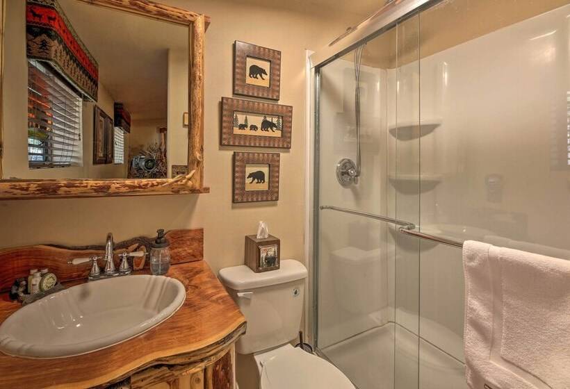 Family & Pet Friendly: Rustic Lakeside Cabin