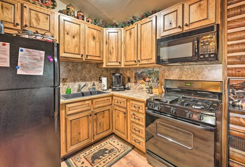 Family & Pet Friendly: Rustic Lakeside Cabin