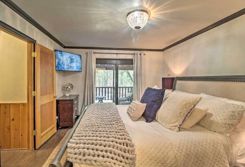 1 Mi To Rainbow Lake: Lakeside Cabin W/ Deck!