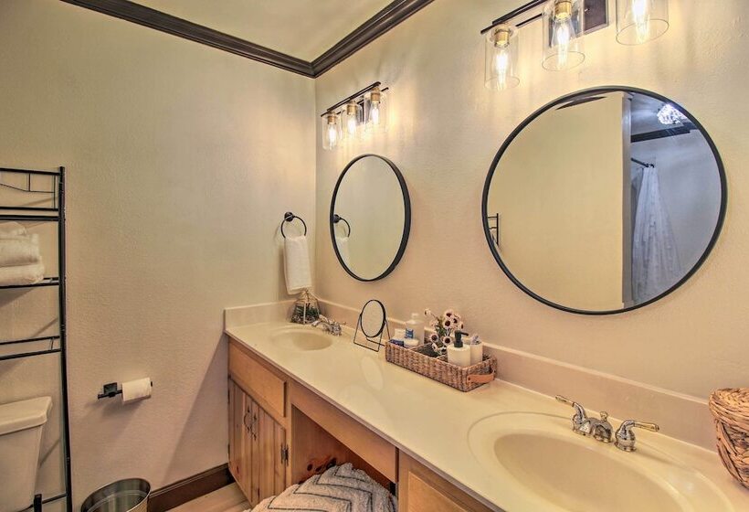 1 Mi To Rainbow Lake: Lakeside Cabin W/ Deck!