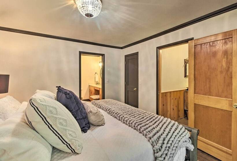 1 Mi To Rainbow Lake: Lakeside Cabin W/ Deck!