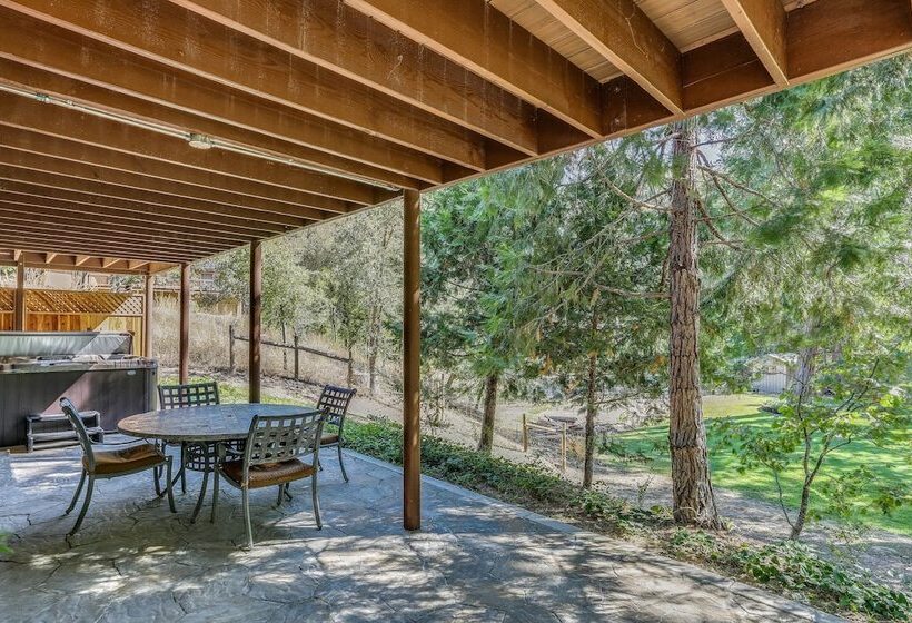 Rustic Oakhurst Retreat < 4 Mi To Bass Lake!