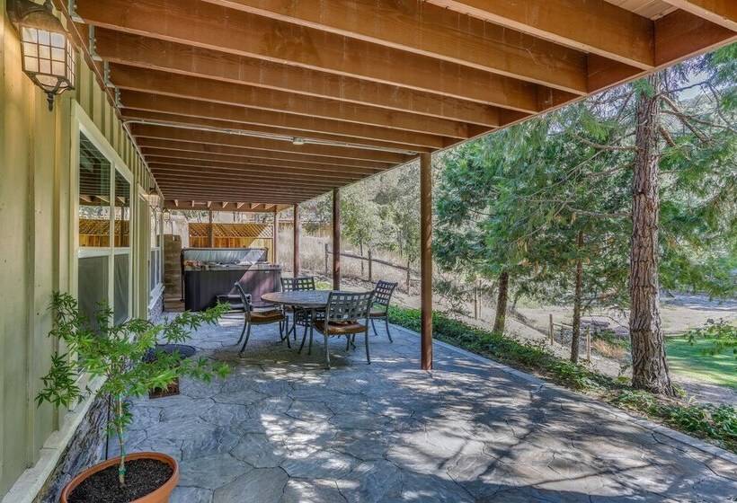 Rustic Oakhurst Retreat < 4 Mi To Bass Lake!