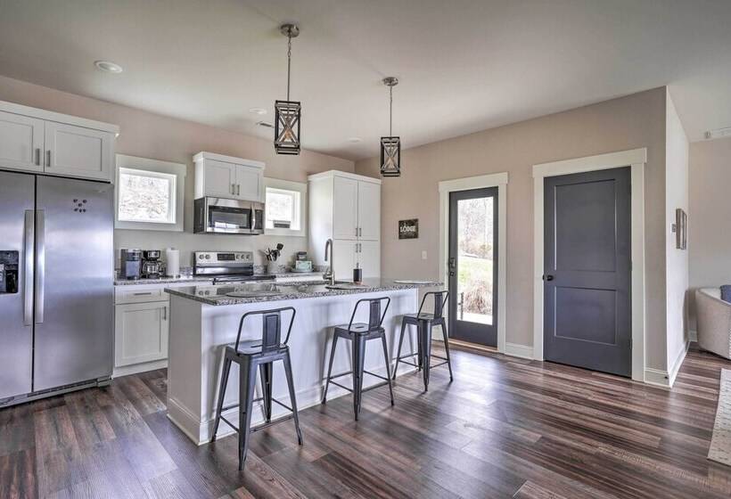 Scenic Mtn Retreat W/ Wooded Backyard + Fire Pit!