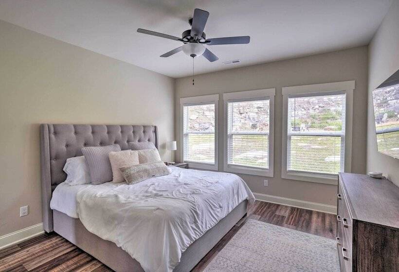 Scenic Mtn Retreat W/ Wooded Backyard + Fire Pit!