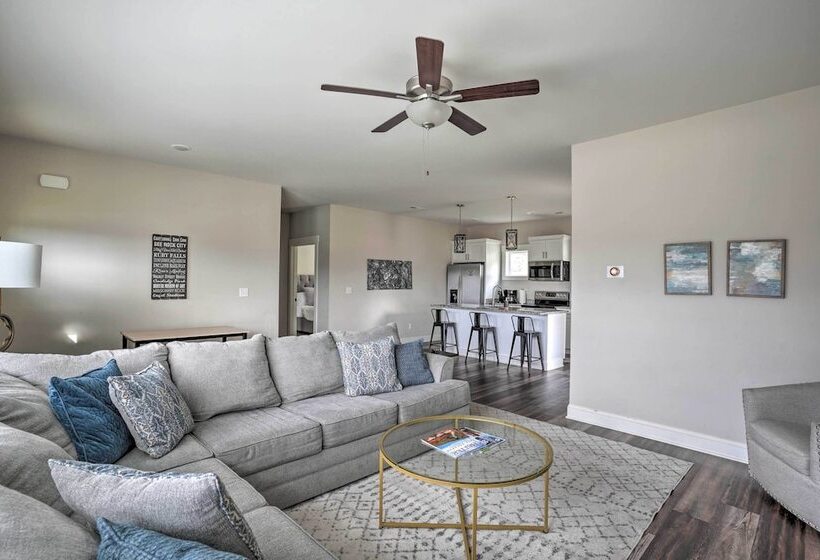 Scenic Mtn Retreat W/ Wooded Backyard + Fire Pit!