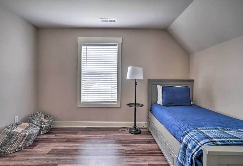 Scenic Mtn Retreat W/ Wooded Backyard + Fire Pit!