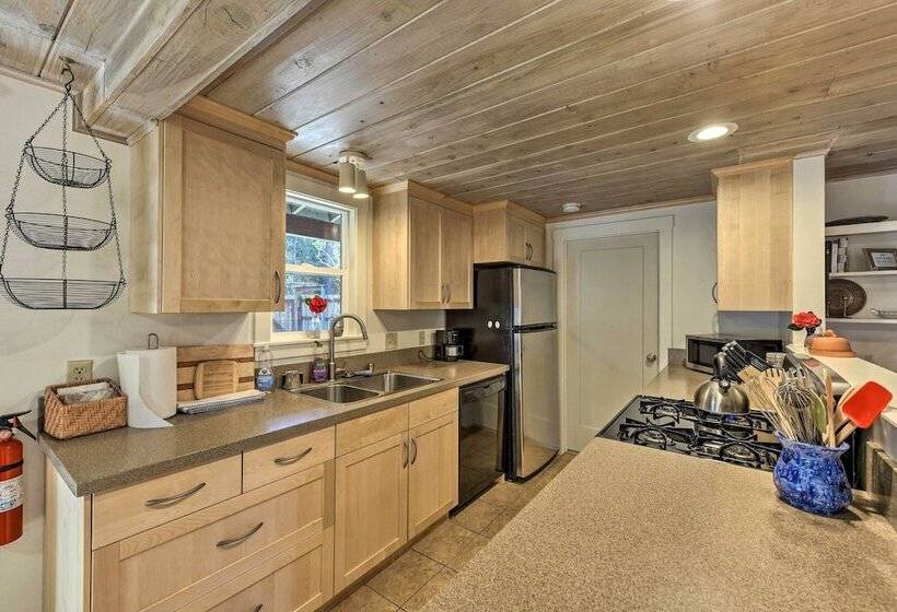 Peaceful Cottage W/ Grill & Yard In Grass Valley!