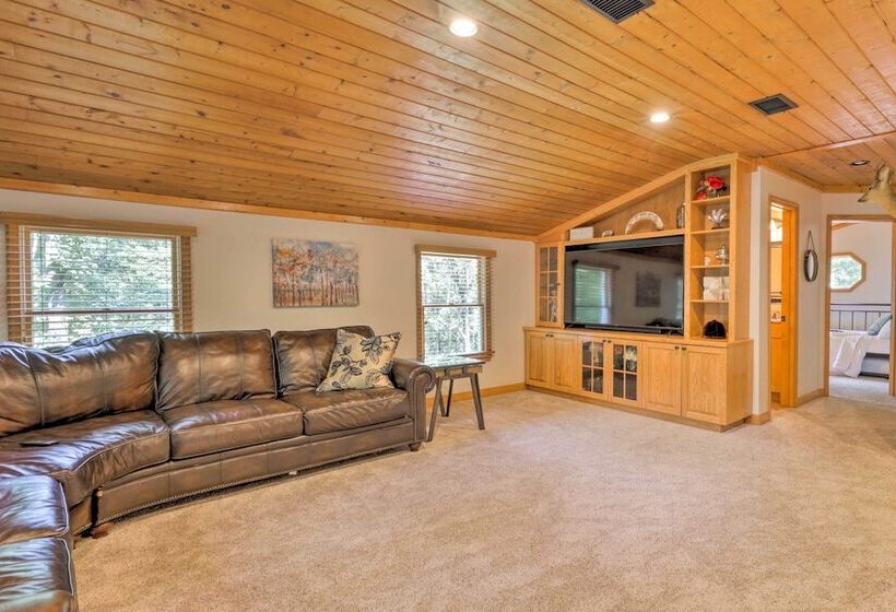 Secluded Leesburg Retreat W/ Private Hot Tub!