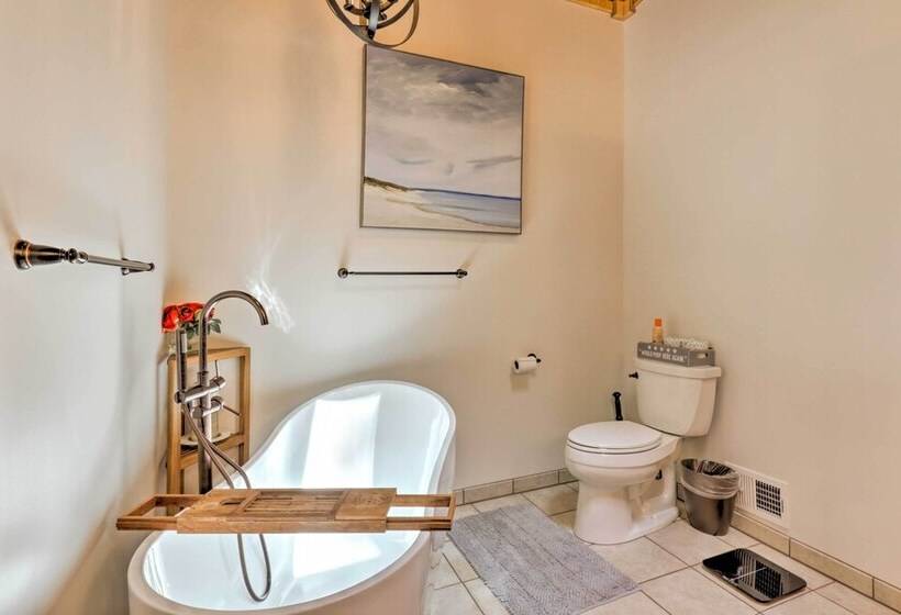 Secluded Leesburg Retreat W/ Private Hot Tub!