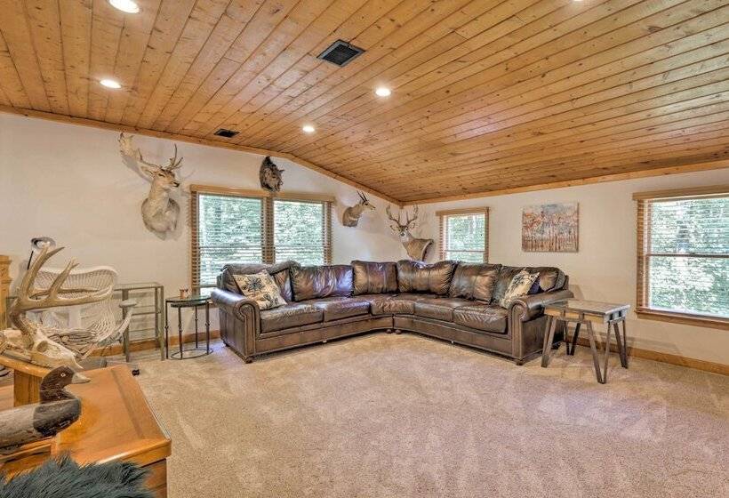 Secluded Leesburg Retreat W/ Private Hot Tub!