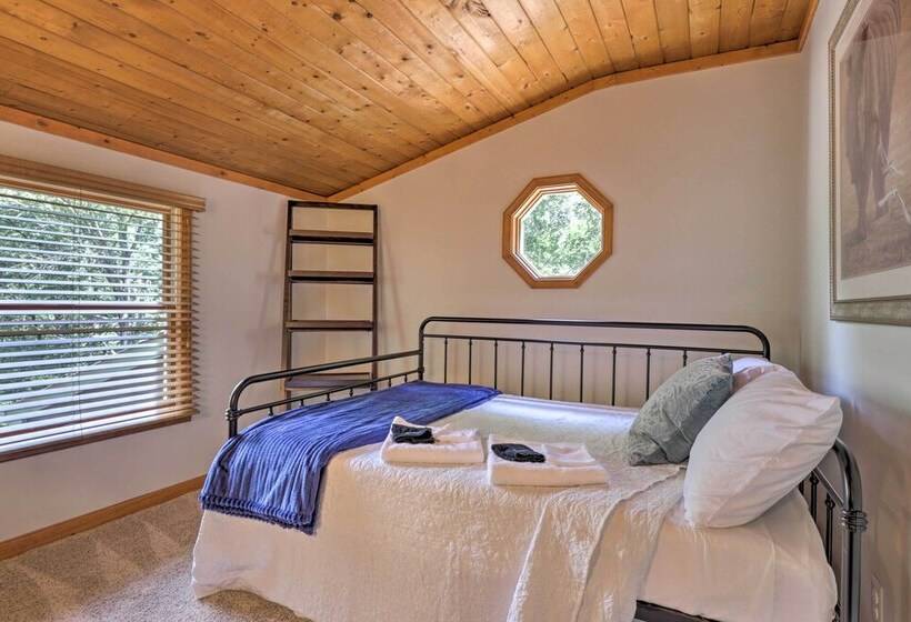 Secluded Leesburg Retreat W/ Private Hot Tub!