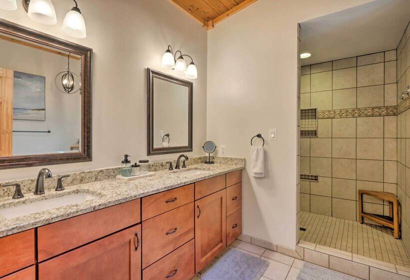 Secluded Leesburg Retreat W/ Private Hot Tub!