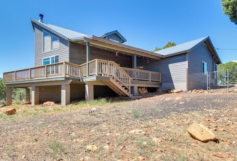 Secluded Show Low Home, Near Hiking Trails!