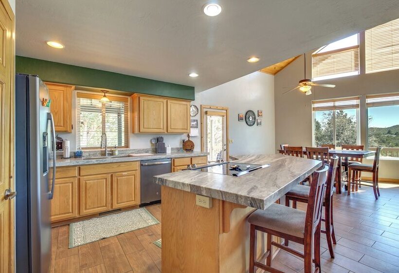 Secluded Show Low Home, Near Hiking Trails!