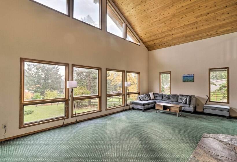 Pet Friendly Lakeside Hideaway ~ 1 Mi To Downtown!