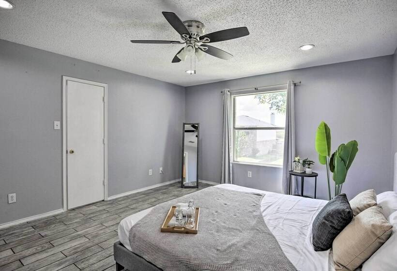 Sleek Rockwall Home Near Dtwn Dallas & Lake!