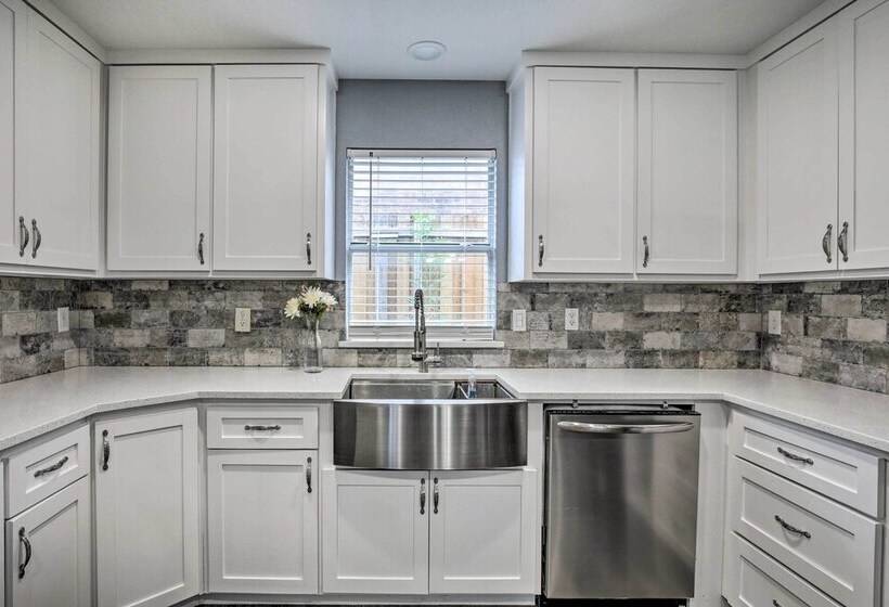 Sleek Rockwall Home Near Dtwn Dallas & Lake!