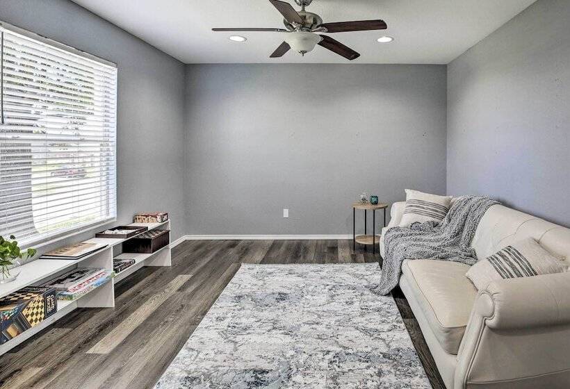 Sleek Rockwall Home Near Dtwn Dallas & Lake!