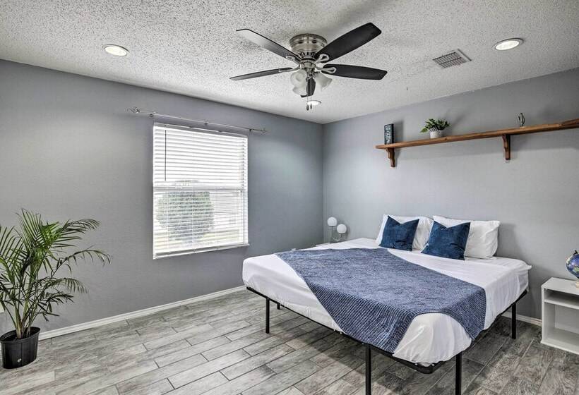 Sleek Rockwall Home Near Dtwn Dallas & Lake!