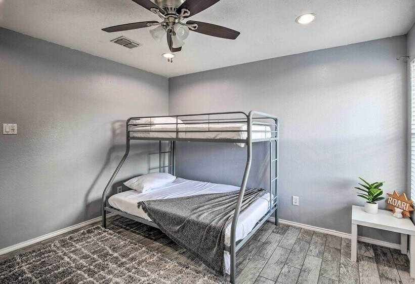 Sleek Rockwall Home Near Dtwn Dallas & Lake!