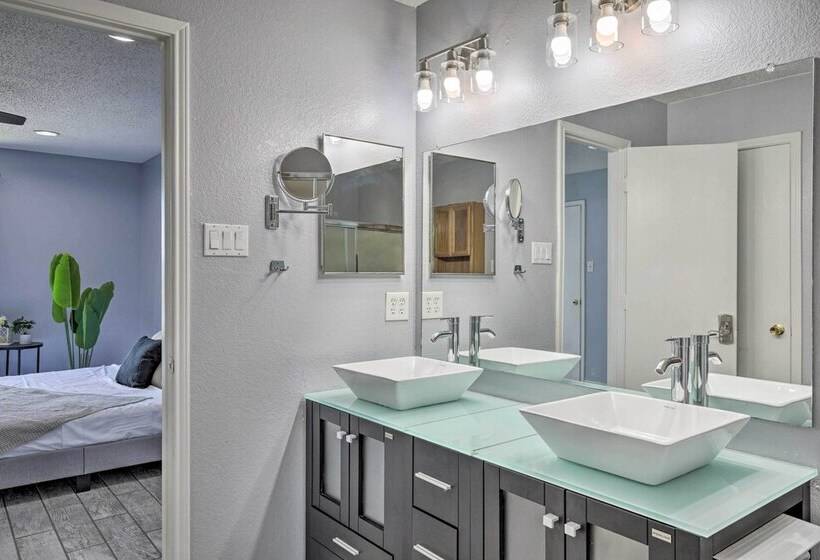 Sleek Rockwall Home Near Dtwn Dallas & Lake!