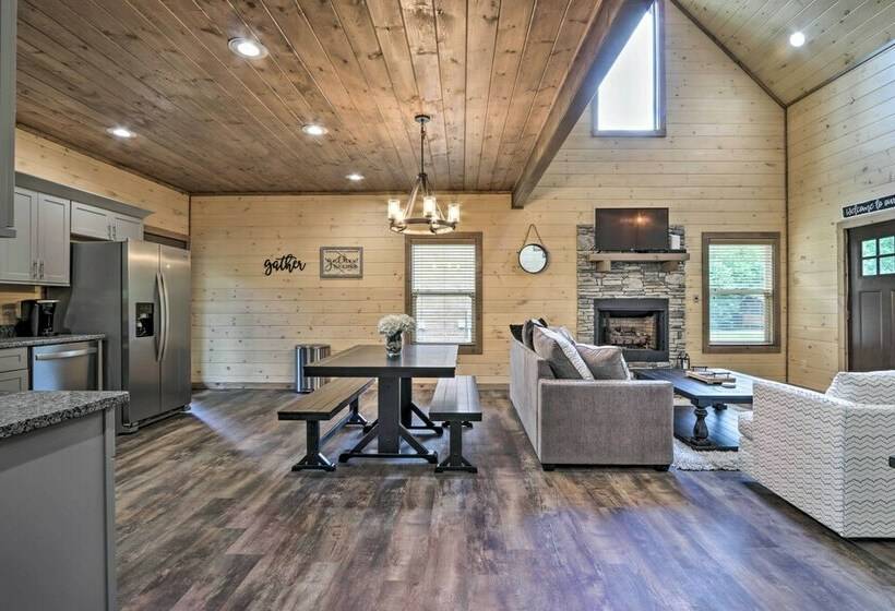 Smoky Cove Retreat W/ Private Hot Tub & Deck!