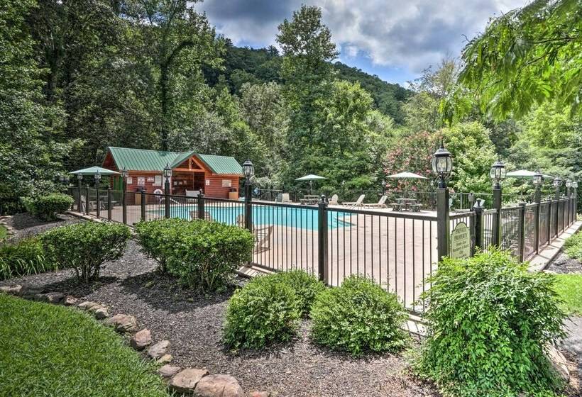 Smoky Cove Retreat W/ Private Hot Tub & Deck!