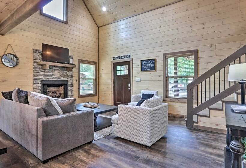 Smoky Cove Retreat W/ Private Hot Tub & Deck!