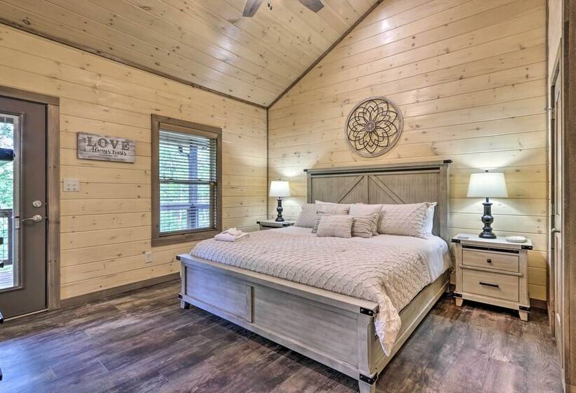 Smoky Cove Retreat W/ Private Hot Tub & Deck!