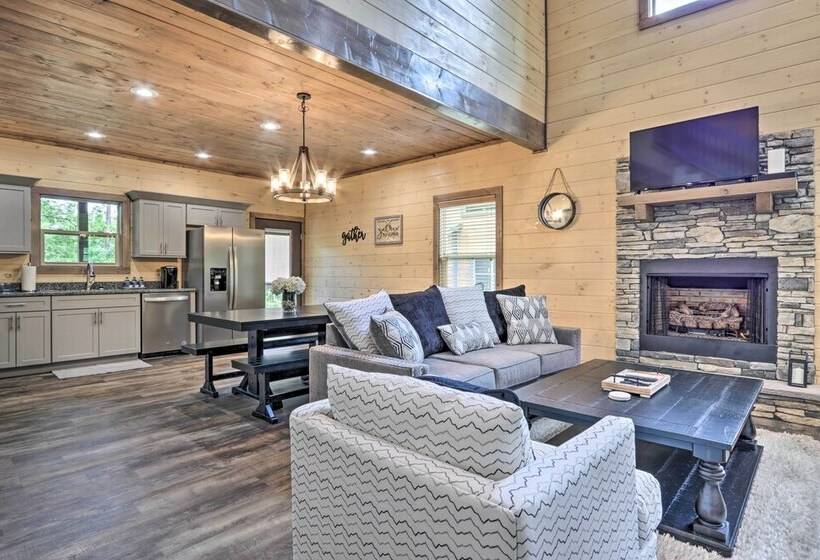 Smoky Cove Retreat W/ Private Hot Tub & Deck!