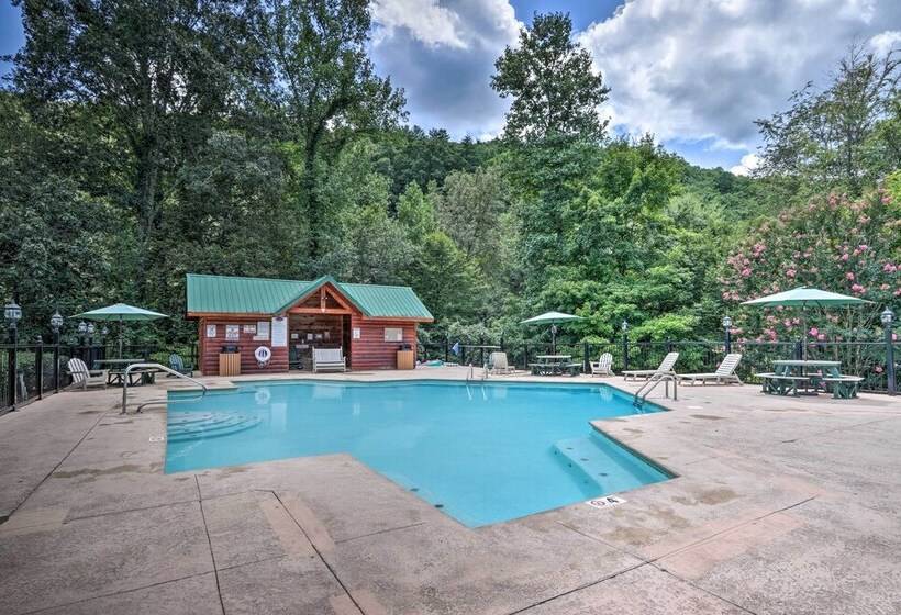 Smoky Cove Retreat W/ Private Hot Tub & Deck!